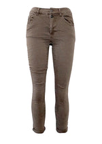 Magic Pants Relaxed Fit in Brown. Lux Couture's favorite pants - they even have their own nick name in the shop!  The MAGIC pants have a fabulous fit and make everyone who puts them on look absolutely phenomenal. With the added elastic they are our most comfortable pants. Sure to be spellbound by these enchanted trousers.   Material: 98% Cotton - 2% Elastane  Relaxed fit Double button & zip closure Elastic back