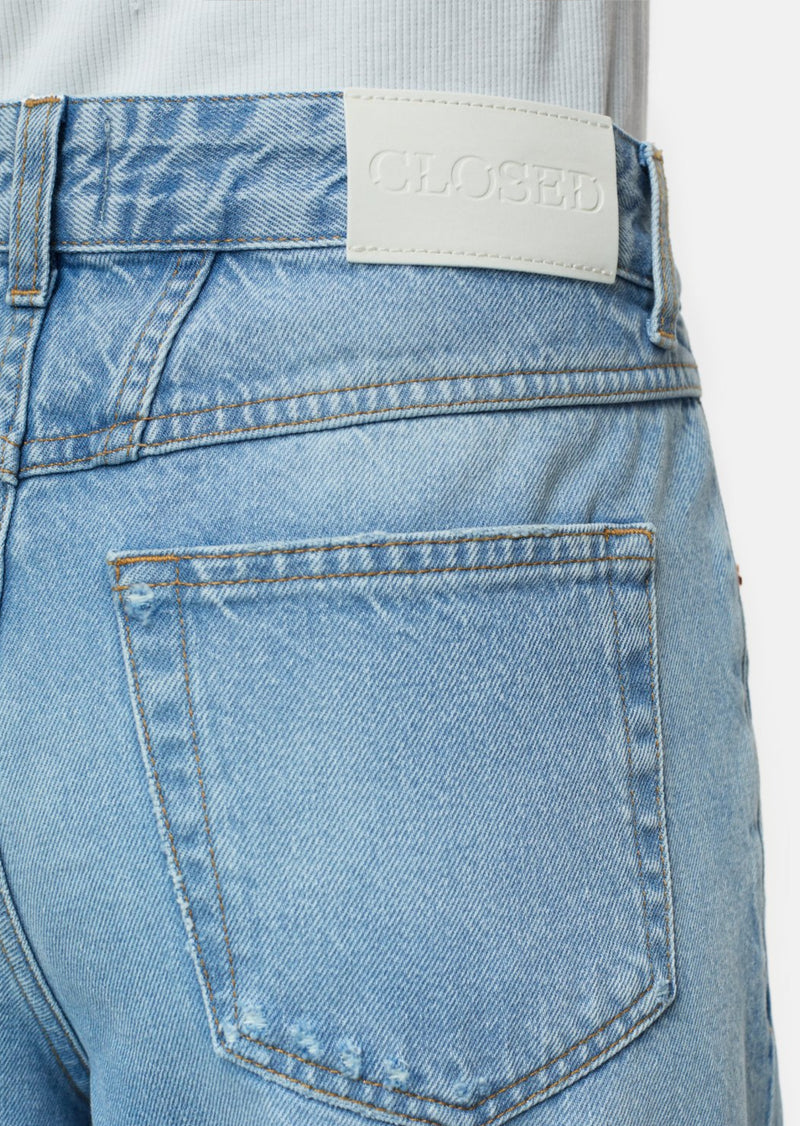Closed's denim style Nikka is made in Italy from strong denim (12.9 oz.) with a vintage look. The 5-pocket jeans with a wide leg are part of our eco-denim line A BETTER BLUE. The denim is partly made from post-consumer cotton sourced from worn garments.