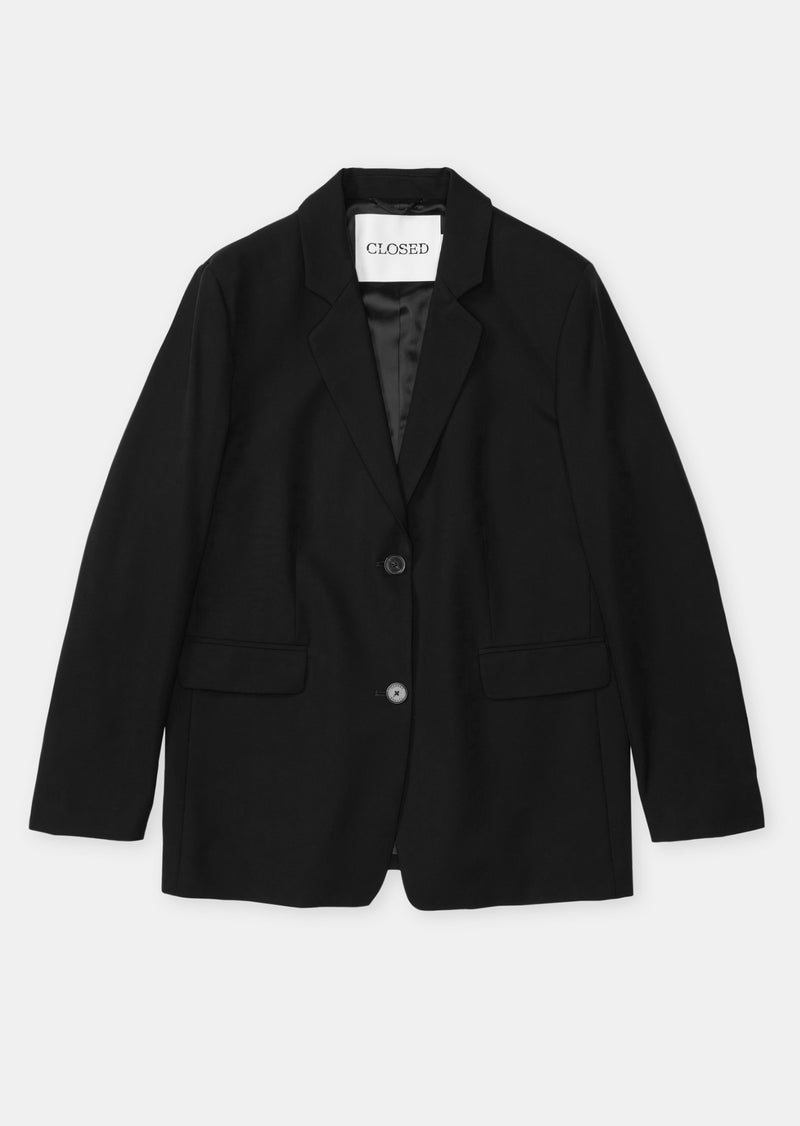 Soft - Classic - Comfortable! Made of a light and soft falling quality with virgin wool and elastane with a clean look: blazer Lola with flap pockets and fine piping – flaps can be worn folded inwards or outwards. Logo jacquard lining with buttoned inside pocket