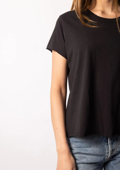 The Leallo Samantha Tee Black is the closet staple that you'll love to wear over and over. Featuring a classic cut made of 100% cotton, this shirt has a rolled sleeve and hem for a comfortable fit. Soft to the touch, this tee is sure to become your favorite!&nbsp;