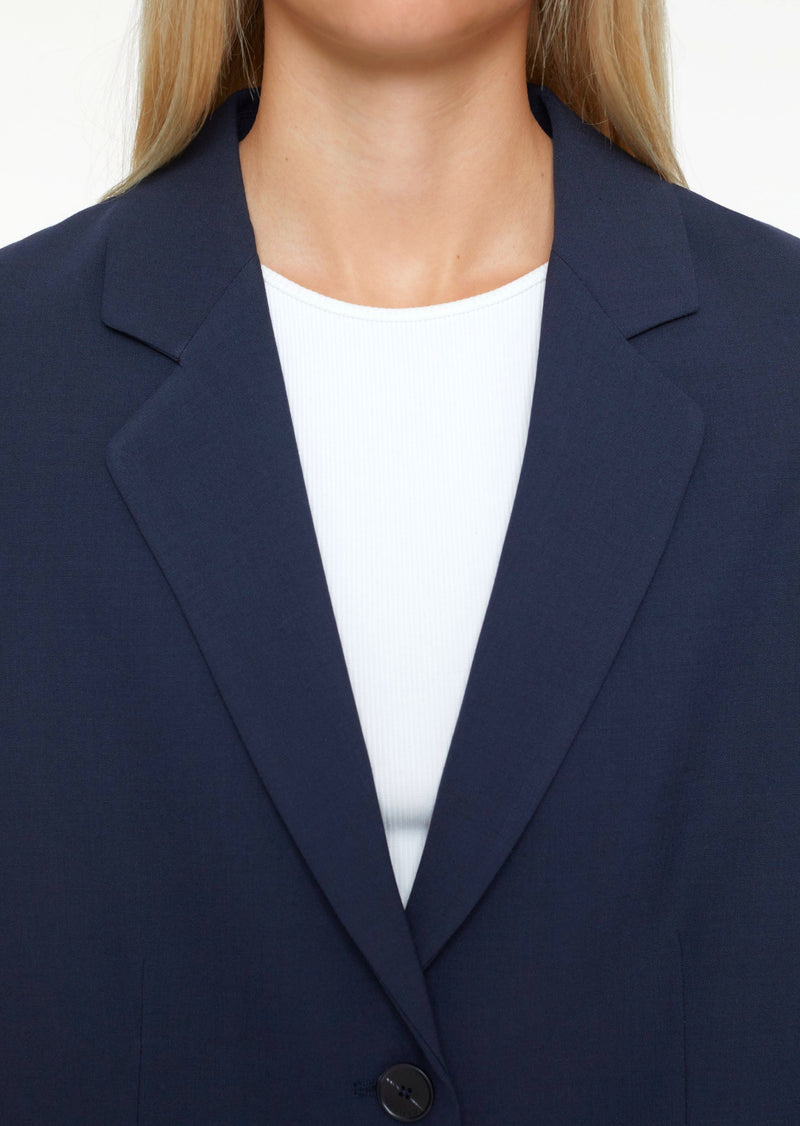 Soft - Classic - Comfortable! Made of a light and soft falling quality with virgin wool and elastane with a clean look: blazer Lola with flap pockets and fine piping – flaps can be worn folded inwards or outwards. Logo jacquard lining with buttoned inside pocket.