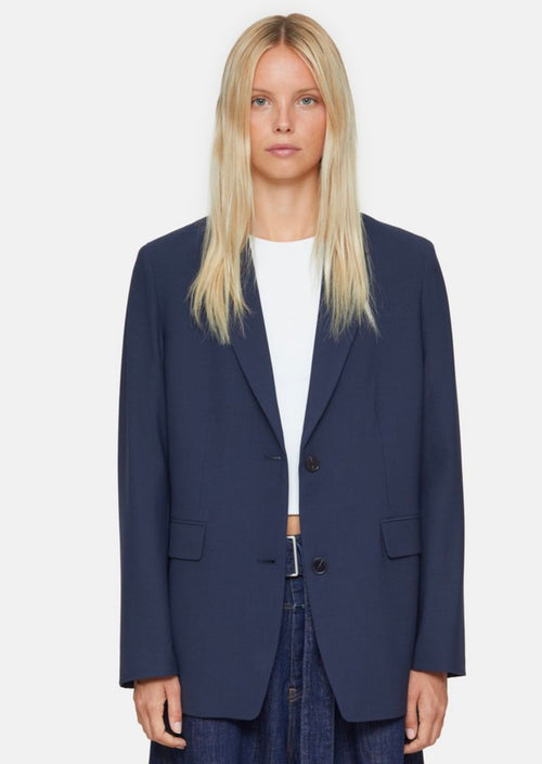 Soft - Classic - Comfortable! Made of a light and soft falling quality with virgin wool and elastane with a clean look: blazer Lola with flap pockets and fine piping – flaps can be worn folded inwards or outwards. Logo jacquard lining with buttoned inside pocket.