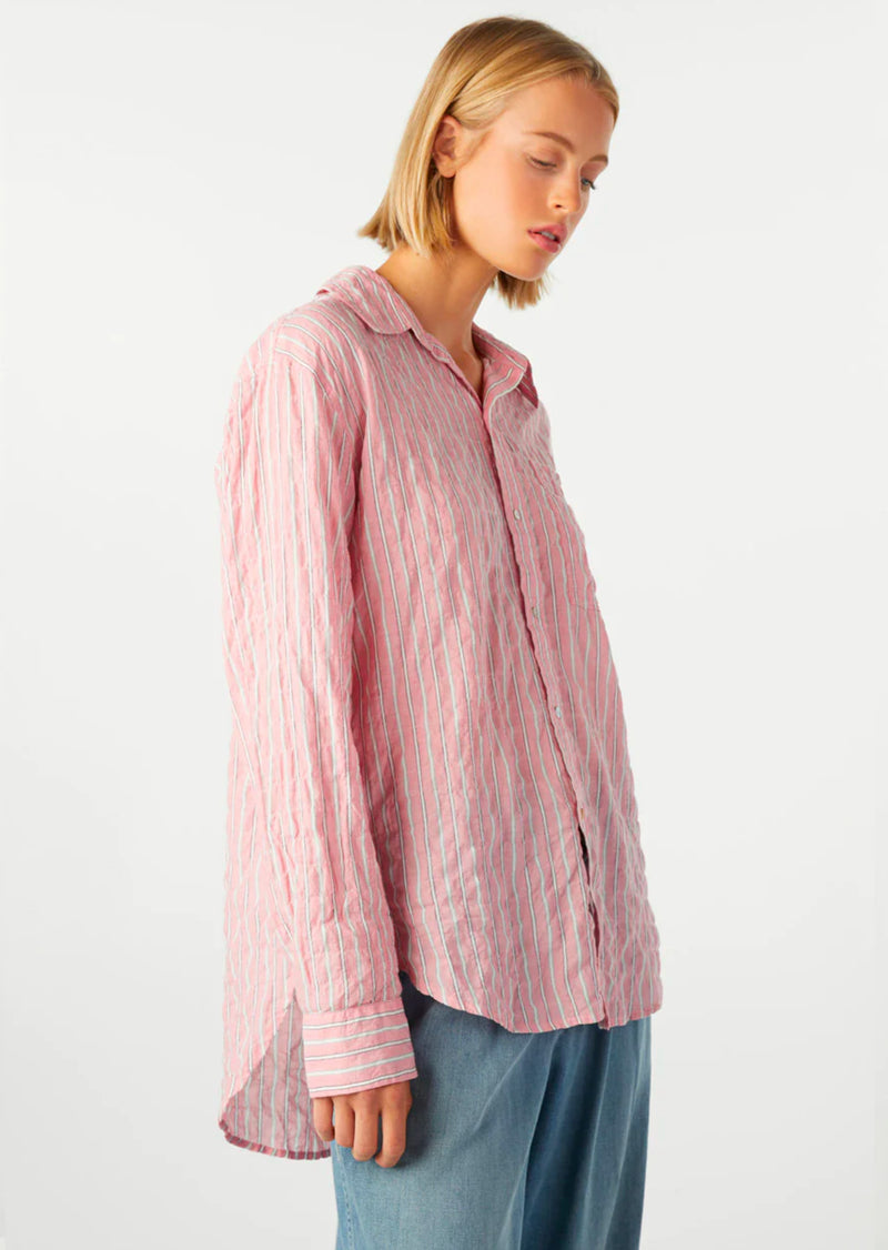 Discover the versatile AMO Ruth Oversized Shirt in Antique Peony Wash, perfect for daily wear. Boasting a single chest pocket, shirt-tail hem, and shell buttons, this shirt is made from soft, stonewashed cotton poplin.