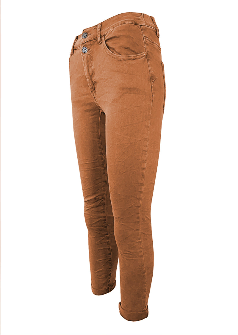 Magic Pants Relaxed Fit in Rust Brown. Lux Couture's favorite pants - they even have their own nick name in the shop!  The MAGIC pants have a fabulous fit and make everyone who puts them on look absolutely phenomenal. With the added elastic they are our most comfortable pants. Sure to be spellbound by these enchanted trousers.   Material: 98% Cotton - 2% Elastane  Relaxed fit Double button & zip closure Elastic back