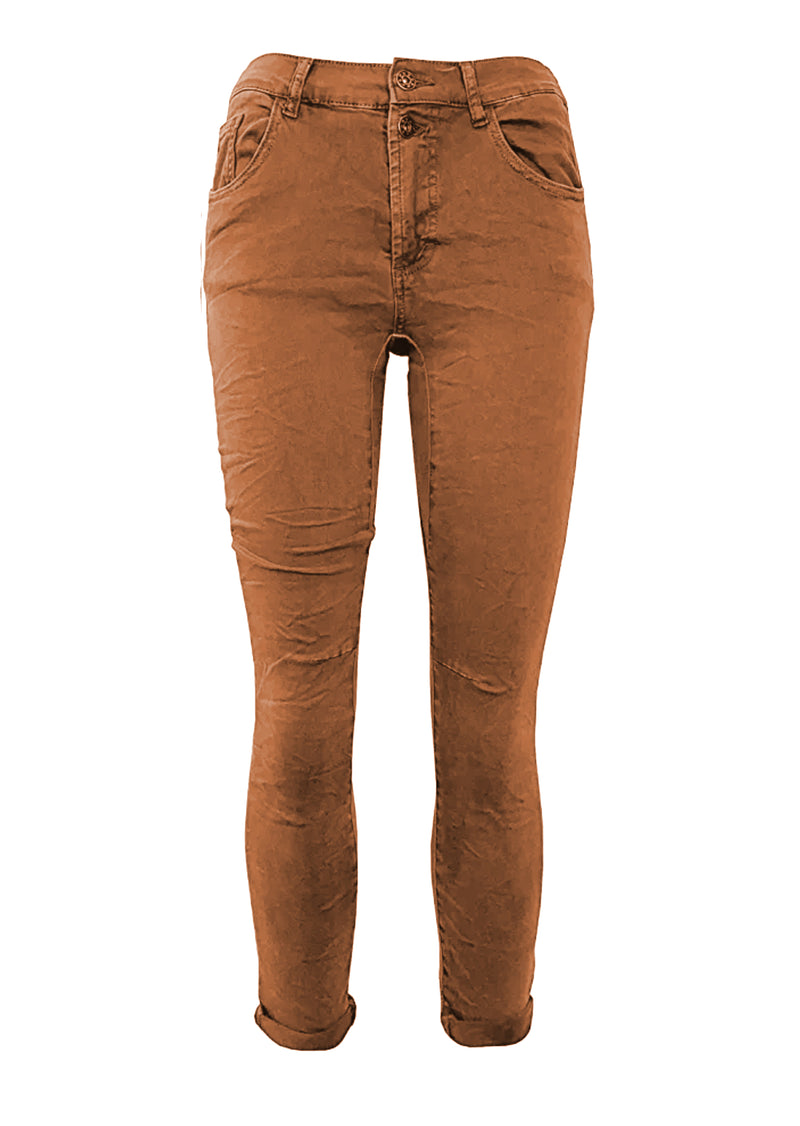 Rust Pants. Lux Couture's favorite pants - they even have their own nick name in the shop!  The MAGIC pants have a fabulous fit and make everyone who puts them on look absolutely phenomenal. With the added elastic they are our most comfortable pants. Sure to be spellbound by these enchanted trousers.   Material: 98% Cotton - 2% Elastane  Relaxed fit Double button & zip closure Elastic back