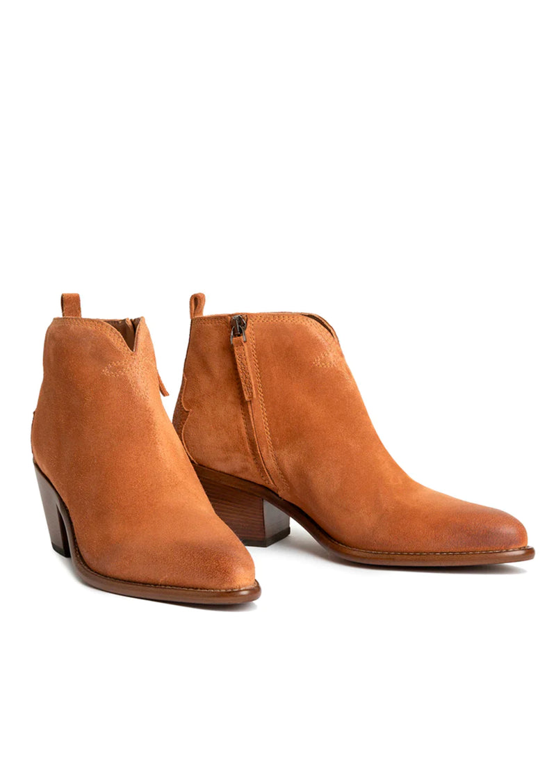 Sartore's western boots made of very supple grained cowhide or suede calfskin. The inside zip ensures a comfortable fit.   Bevelled heel and leather sole  Made in Italy